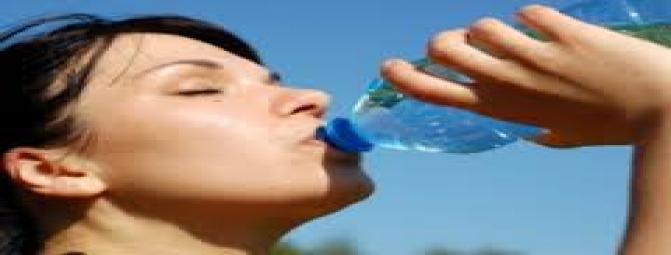 آیا نوشیدن آب زیاد برروی سلامت پوست اثردارد؟